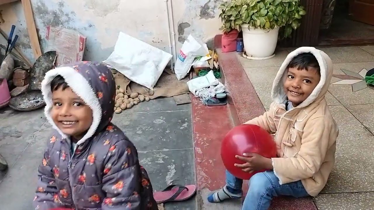 बाली बाल खेलते हुए आदर्श और हार्दिक।