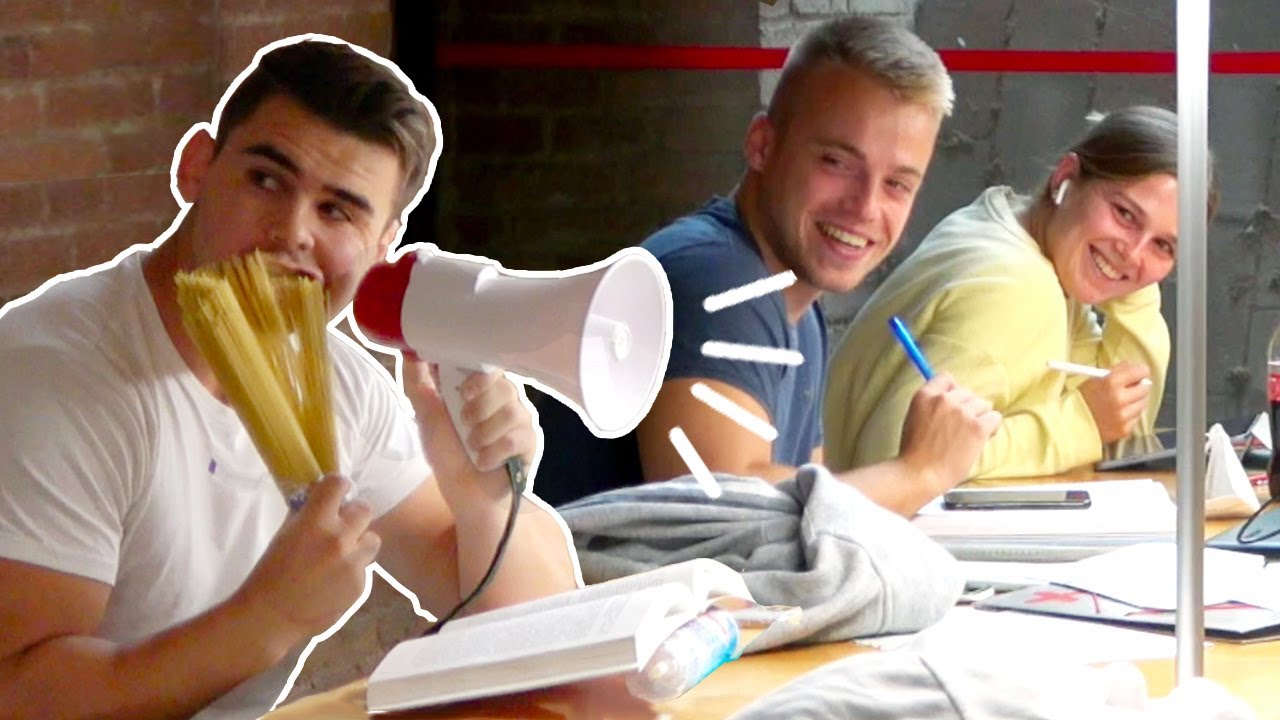 COMIDA RUIDOSA con MEGÁFONO en la BIBLIOTECA 📢 😲