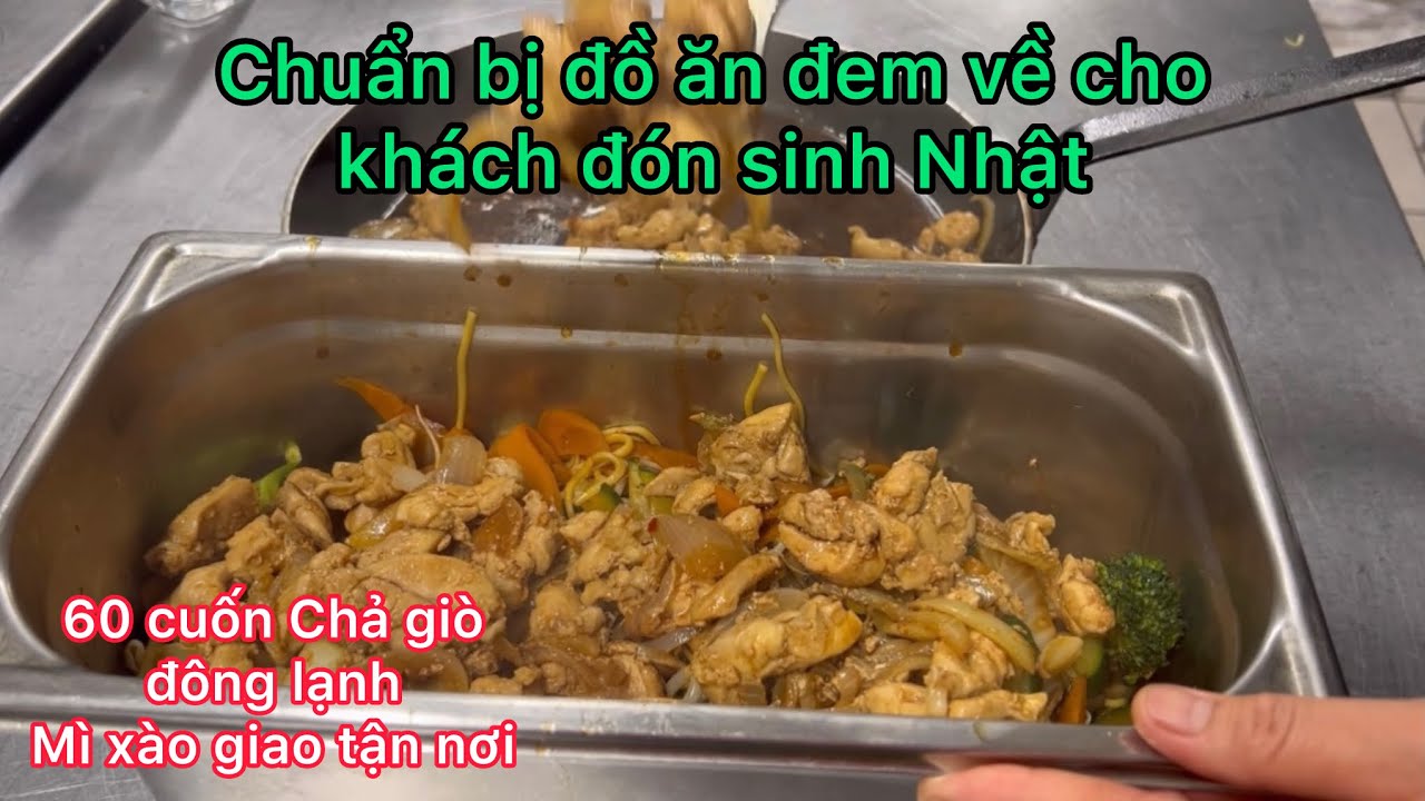 Khách mua mì xào gà chả giò đông lạnh đón sinh Nhật/