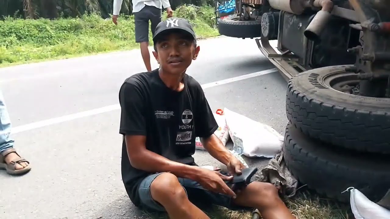 Detik-detik Truck Canter Mundur Kencang Terguling Di Bukit Kodok 
