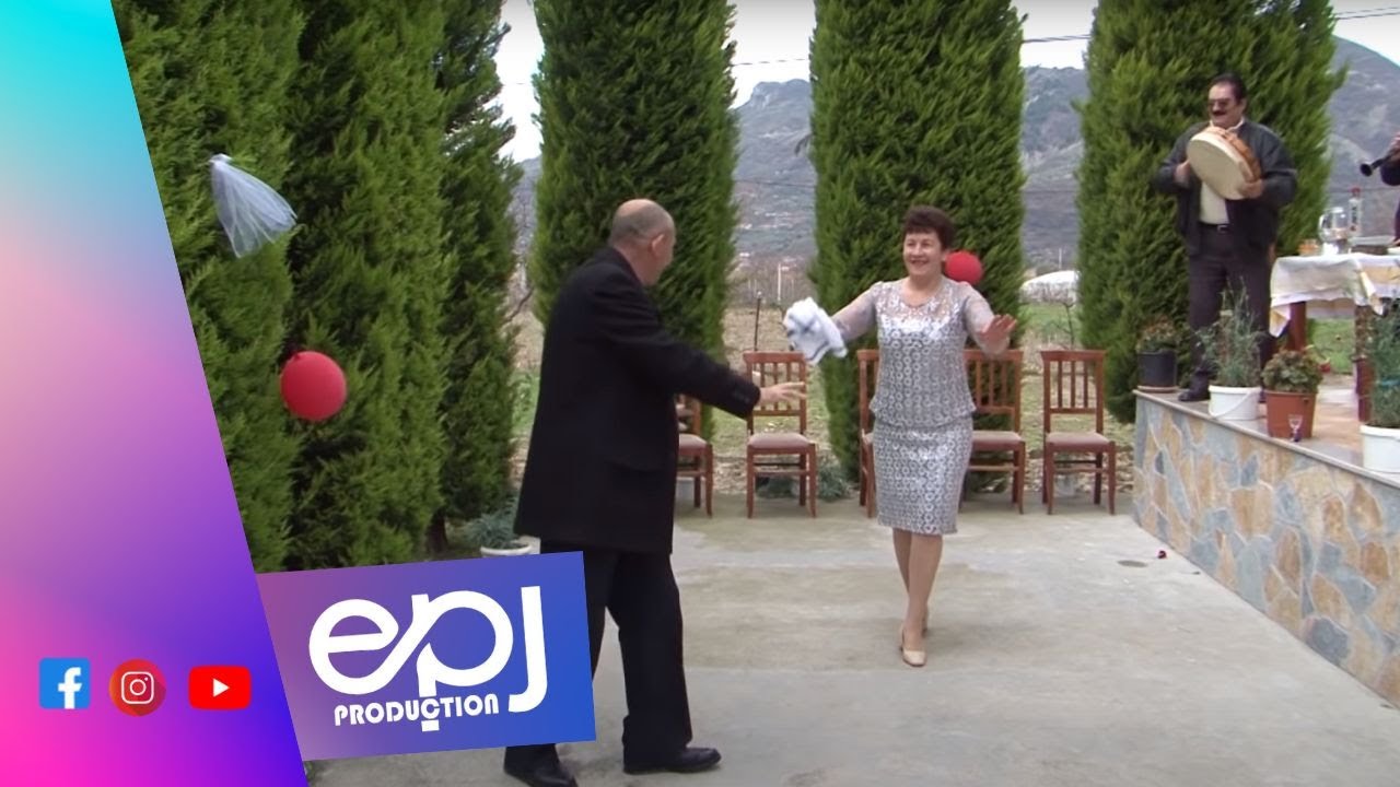 Malanake Fushe - Shihni me sa emocion kercen N&euml;na dhe Babai  ne dasm&euml;n e djalit