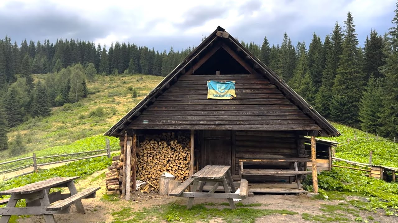 Закинуті хати в Карпатах посеред густого лісу!