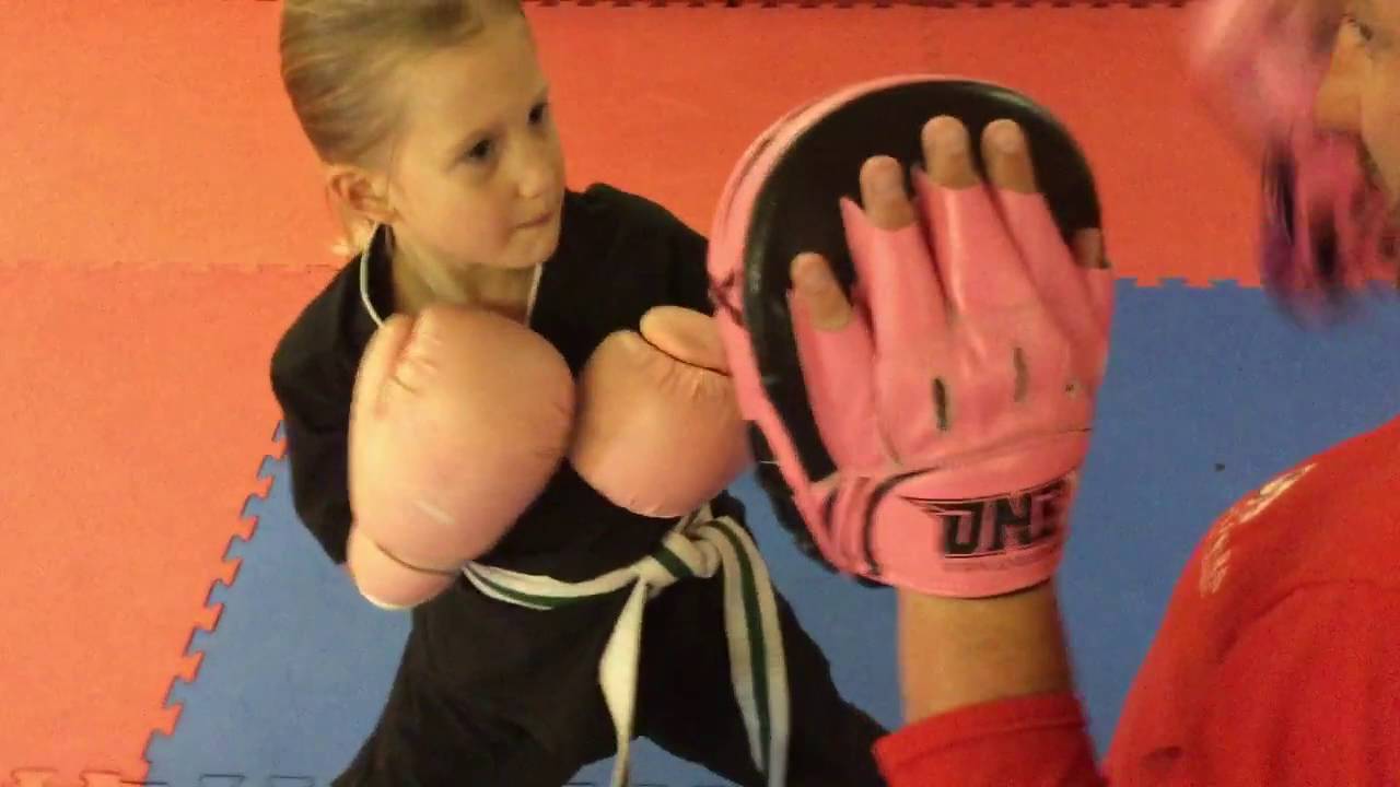 How to hold focus mitts for your child: the basics