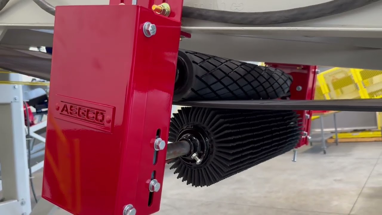Bronco&trade; Brush Conveyor Belt Cleaner (Self-Driven)