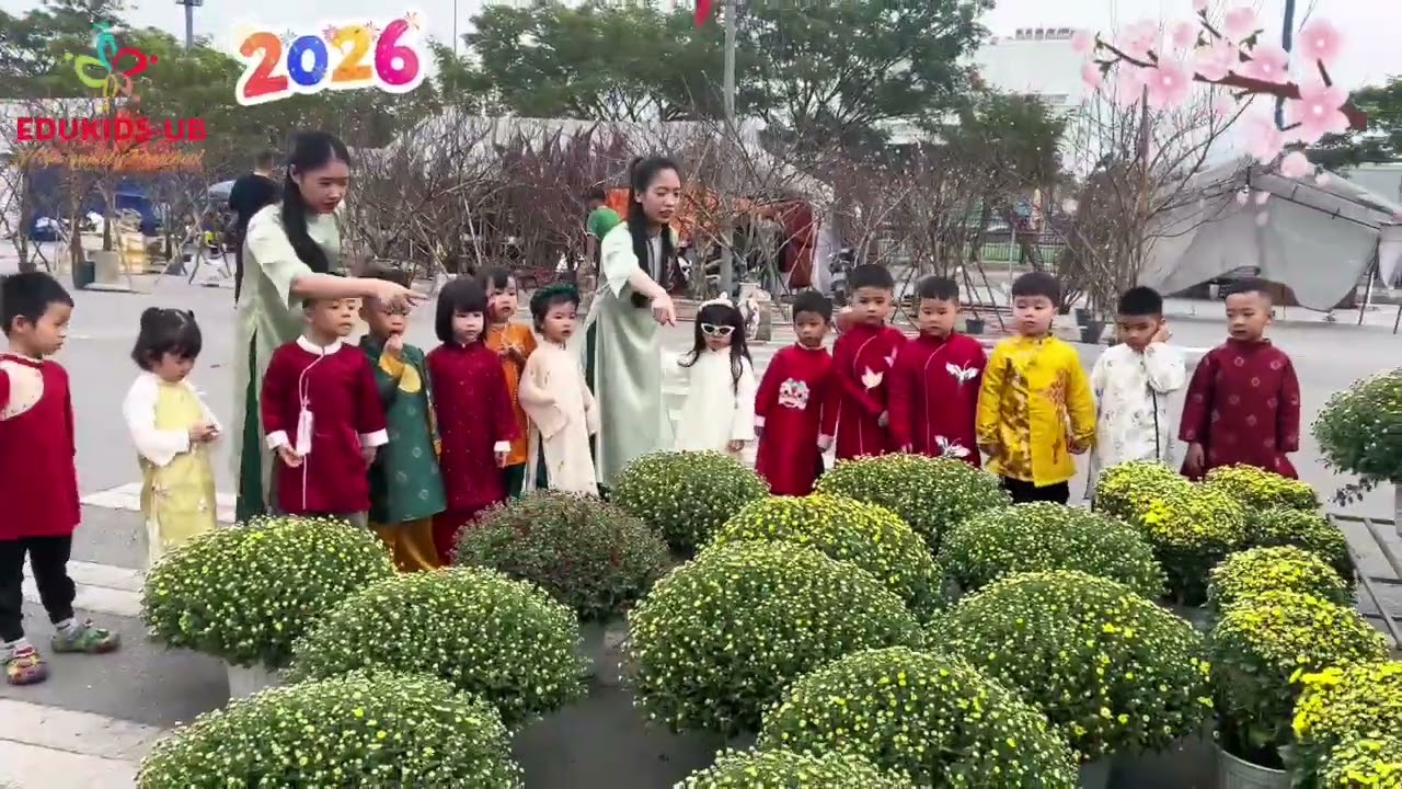 Các bé lớp Tulip 2 trải nghiệm hội chợ Hoa tết