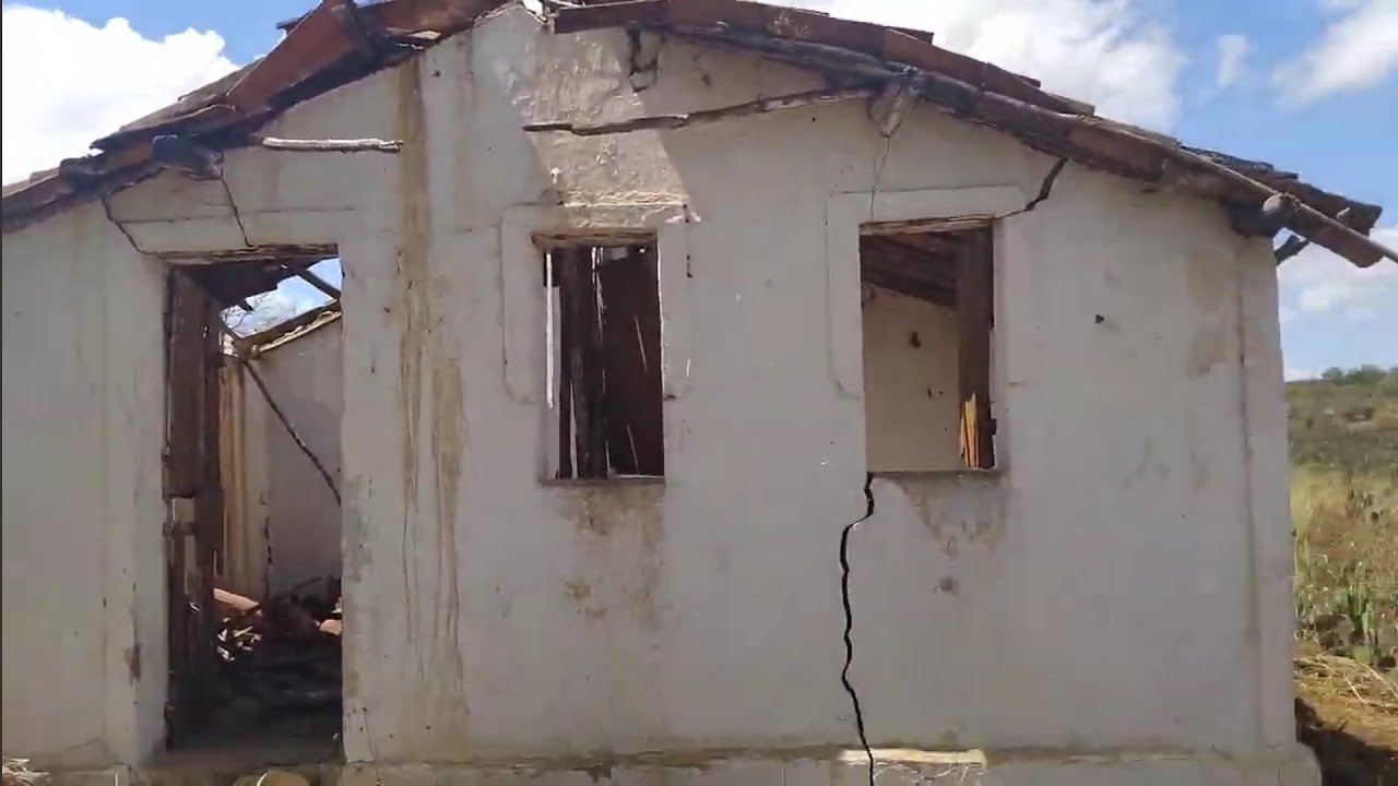 “Explorando a Casa Abandonada Mais Assustadora da Estrada”