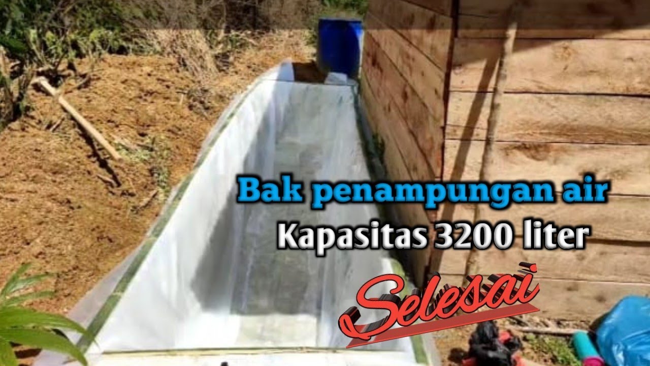 Tahap akhir pembuatan bak penampungan air di kebun
