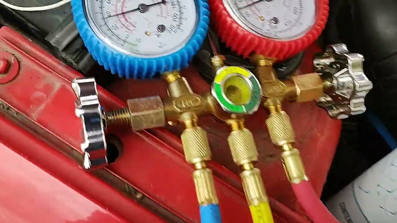 Cargando gas refrigerante R134a a un Golf, 18 de marzo de 2022