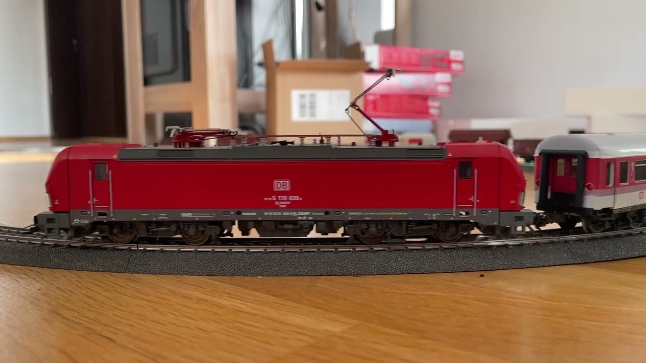 Teppich Bahn bei papa         Vectron Br 170 bei Start und Arbeit 