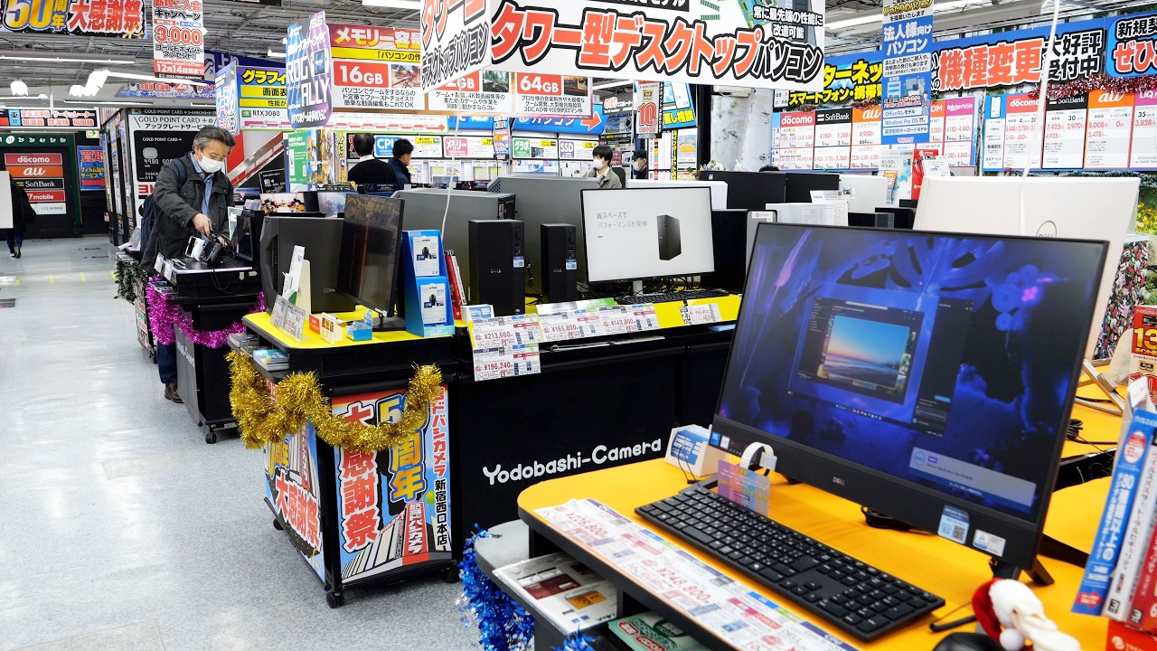 Gaming PC and Laptop Displays at a Japanese Retail Store in 2025