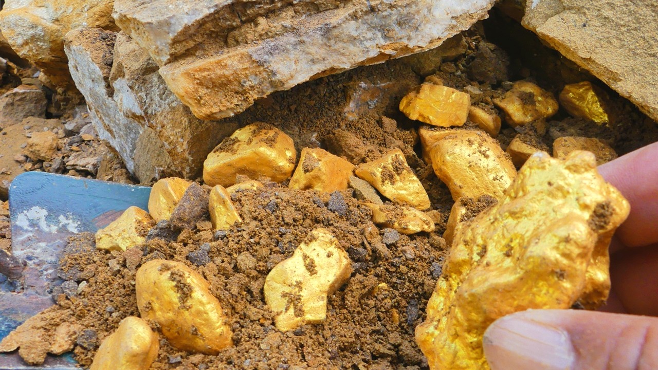 Gold Nugget Found That Shocked Everyone worth Million Dollar of Treasure at Mountain