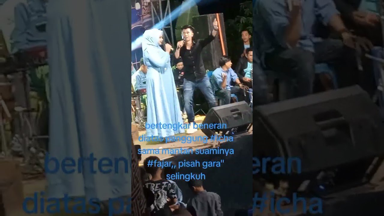 Suami istri yang sudah pisah bertengkar diatas panggung