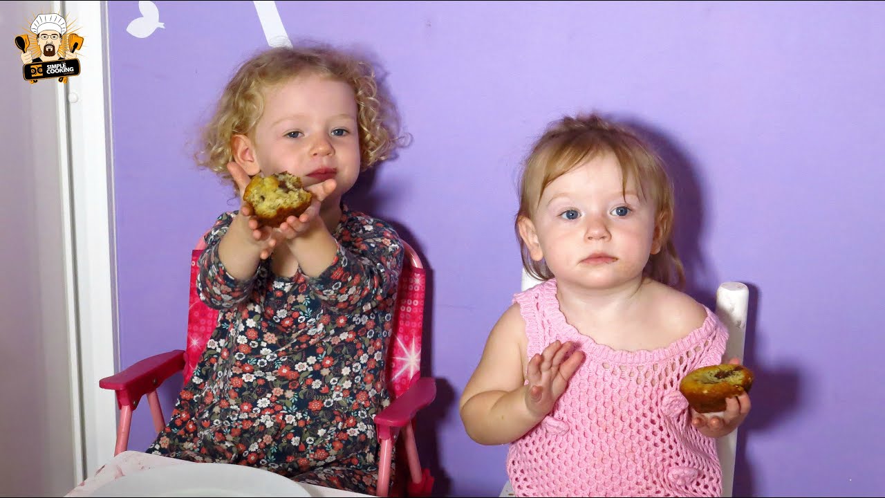 AYLA & WILLOW MAKE CHOC CHIP BANANA BREAD MUFFINS
