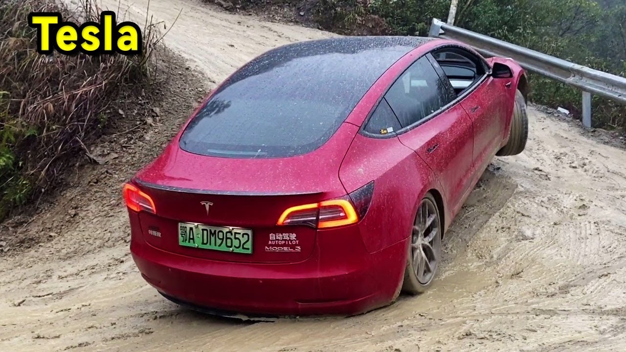 Сильнейший электромобиль Tesla преодолевает препятствия, бампер чуть не сбит