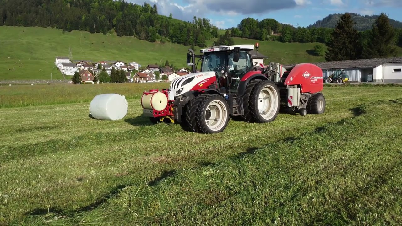 Ballenpressen 2025 bei Moser Lohnunternehmen GmbH  Steyr Traktoren/ Kuhn I-Bio Pressen/ Rothenthurm