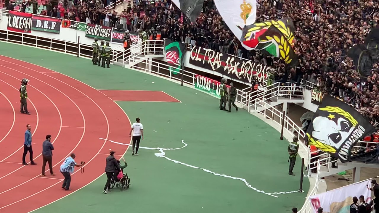 أجمل لقطة : تفاعل جماهير الجيش الملكي مع زكرياء (الله يشافيه)