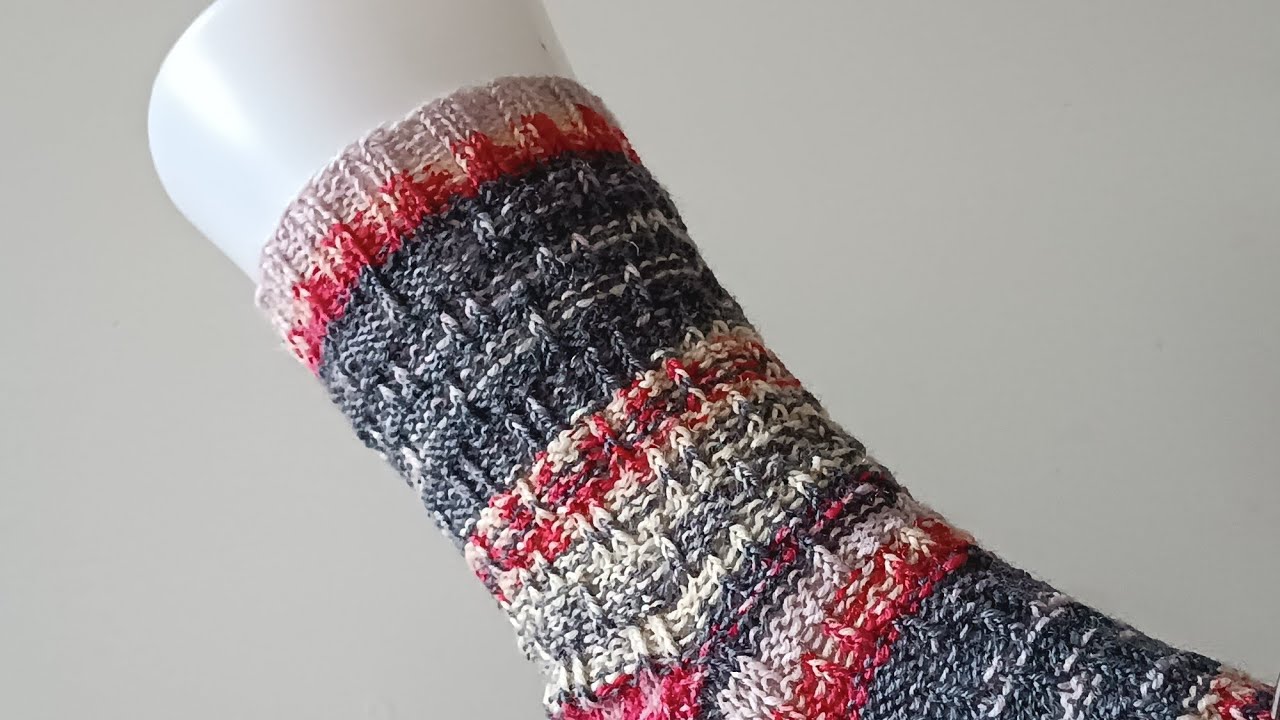 Sockenmuster #36, schönes Muster aus linken und rechts verschränkten Maschen