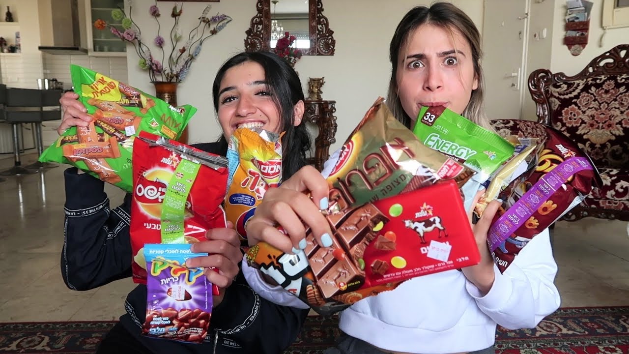 טעימת חטיפים ישראלים בפעם הראשונה! | TASTING ISRALI SNACKS