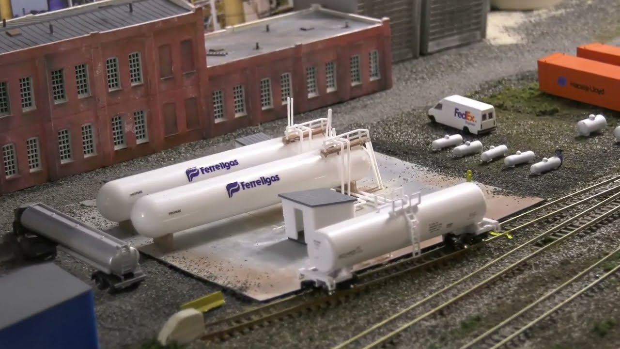 Model Railroad N Scale Module 2' x 4' (part 3) INDUSTRIAL!