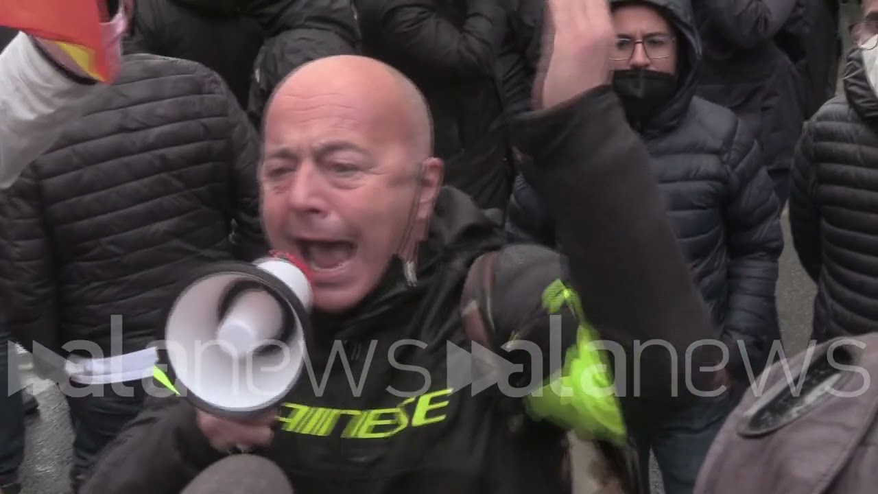 Io Apro, i manifestanti lanciano petardi e bottiglie contro le forze dell'ordine