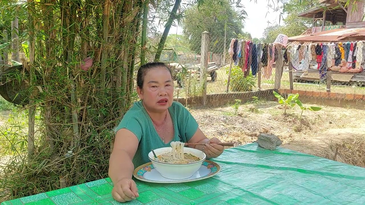 มาเด้อๆกินข้าวปุ้นทำน้ำชุมเนื้อแชบๆบรรยากาศหลังบ้านเย็นๆ