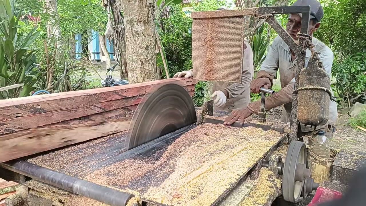 Cara Tukang Kayu, Mengolah Kayu Dengan Gergaji Bundar Rakitan 