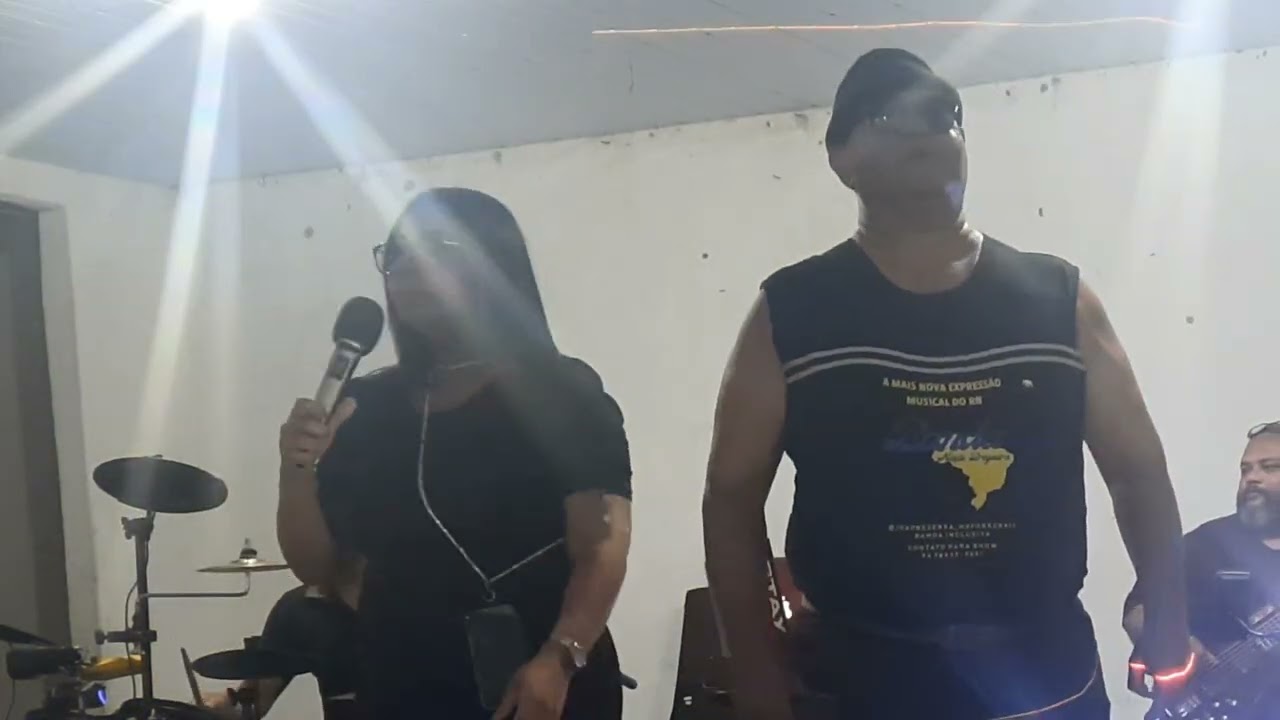 Banda nação bregueira interpretando a música alvejante - Ao vivo.