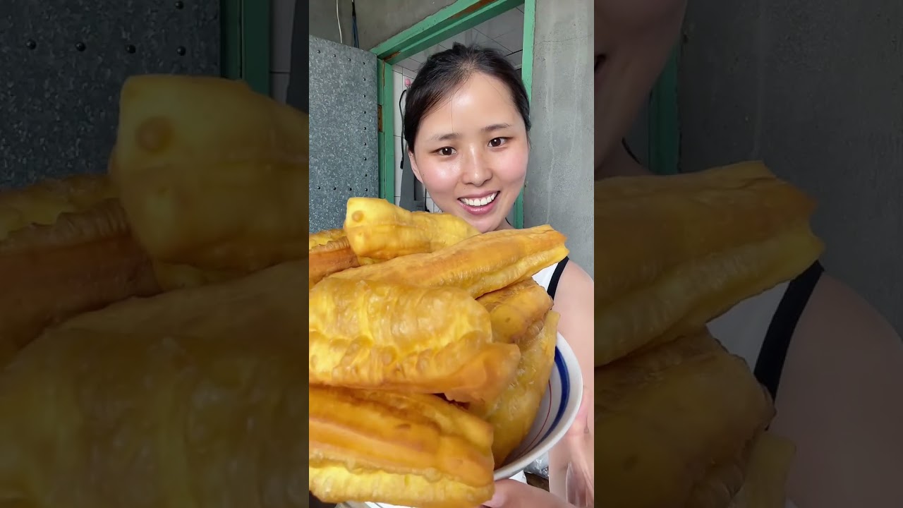 小夫妻回村日记｜在农村生活真的很幸福，婆婆每天变着花样做好吃的，#我的农村生活日记 #我们一家的平淡生活 #在农村生活的一天有多充实 #炸油条 #焖花卷一锅出 @抖音媒体内容优推官