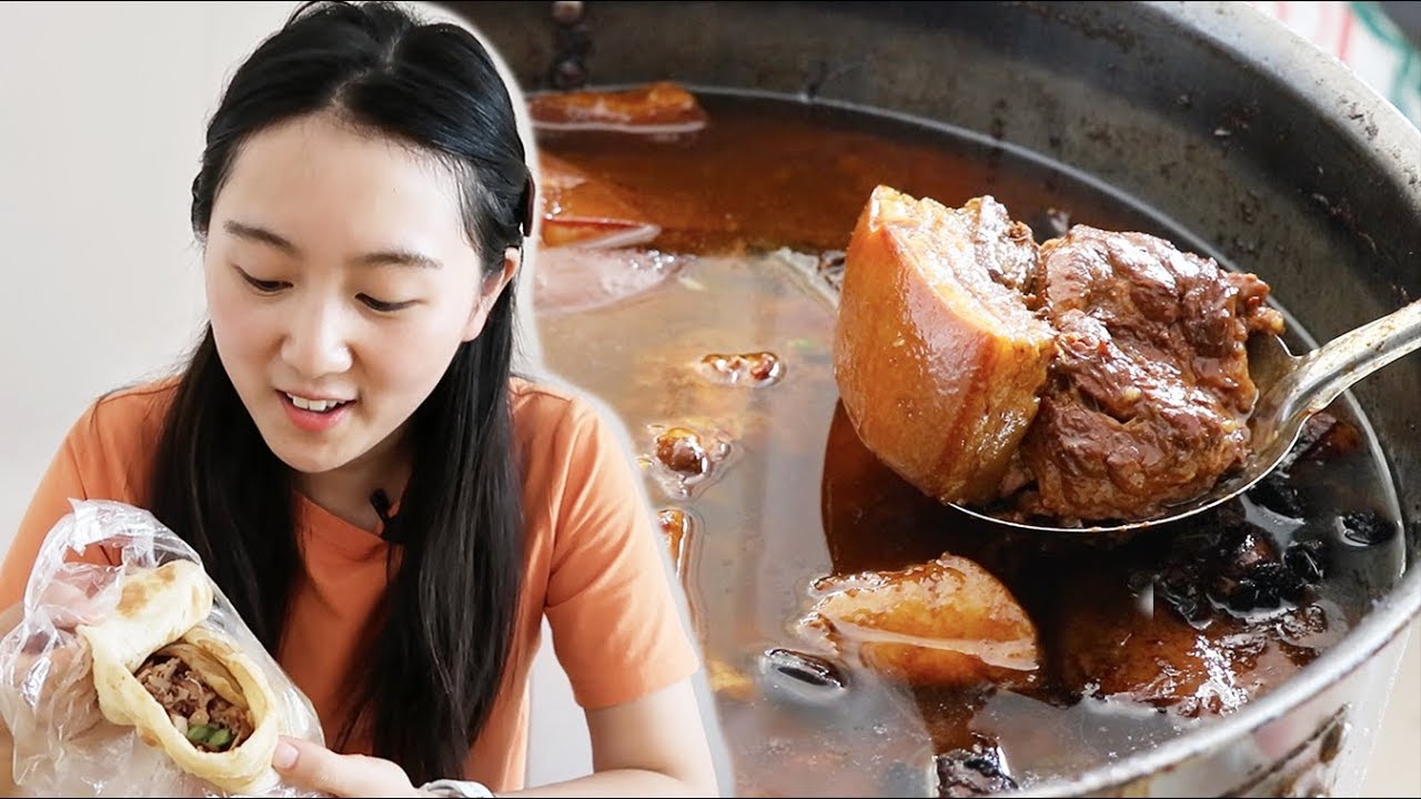 大姨做一锅卤肉卖卷饼，一个饼7元塞满肉，一到饭点壮小伙就来吃