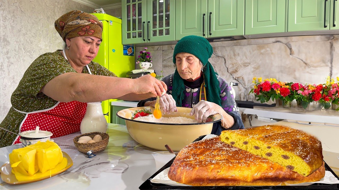 Бабушка Роза приготовила сладкий хлеб и вкусный обед на кухне