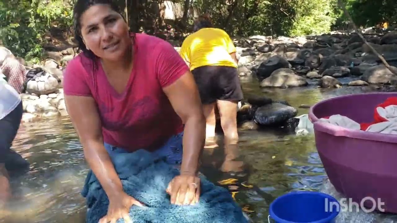 LAVANDO EN EL RIO🤗🤗🤗