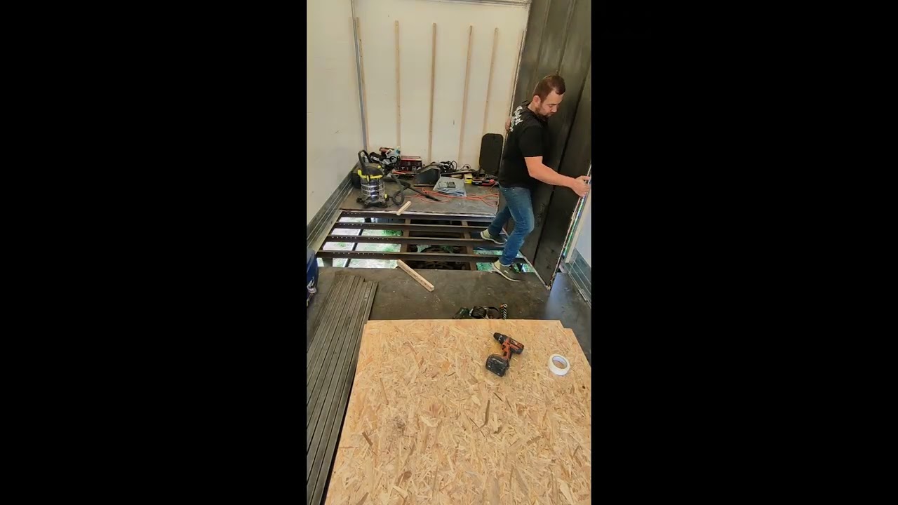 Pose de l'escalier escamotable, am&eacute;nagement camion poids lourds #camionam&eacute;nag&eacute; #nomad #vanlife