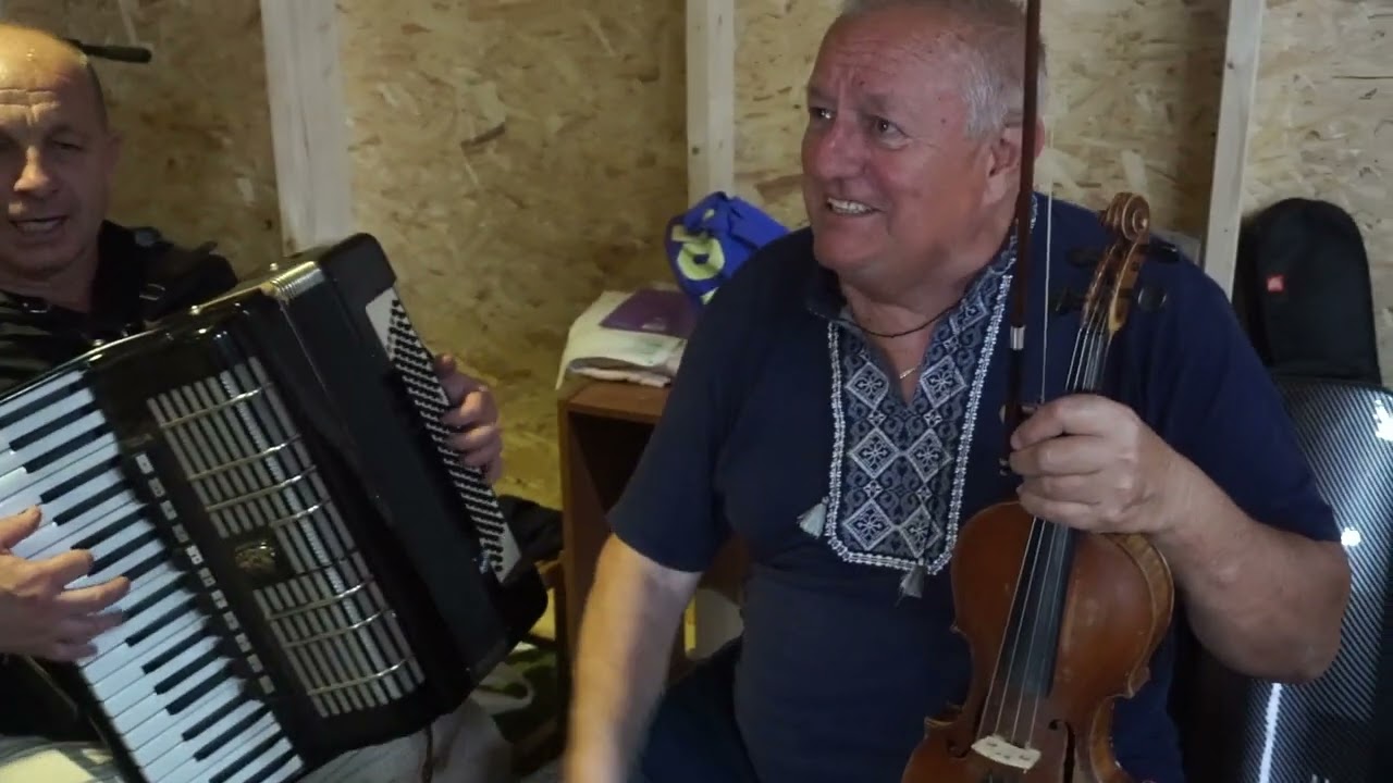 ОЙ СМЕРЕКО,  а хлопці взяли тай заспівали