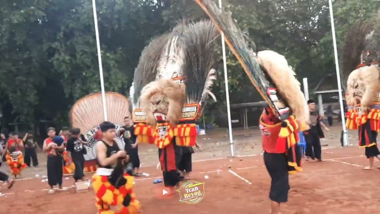 Solah keren pembarong reog sebelum hujan turun