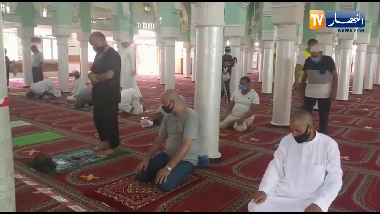 شاهد..  تأثر مدير الشؤون الدينية بعد مشاهدته دخول المصلين بالبليدة