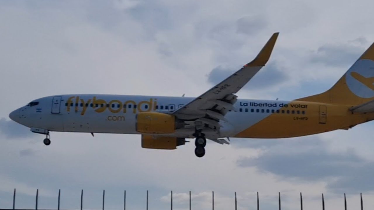 Flybondi's Boeing B737-800 LV-HFR landing at Aeroparque