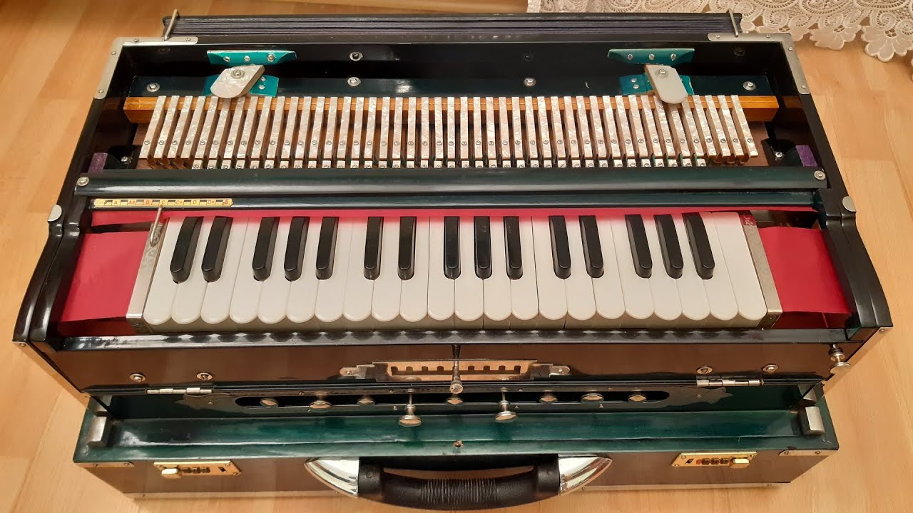 Harmonium review: Dark green 