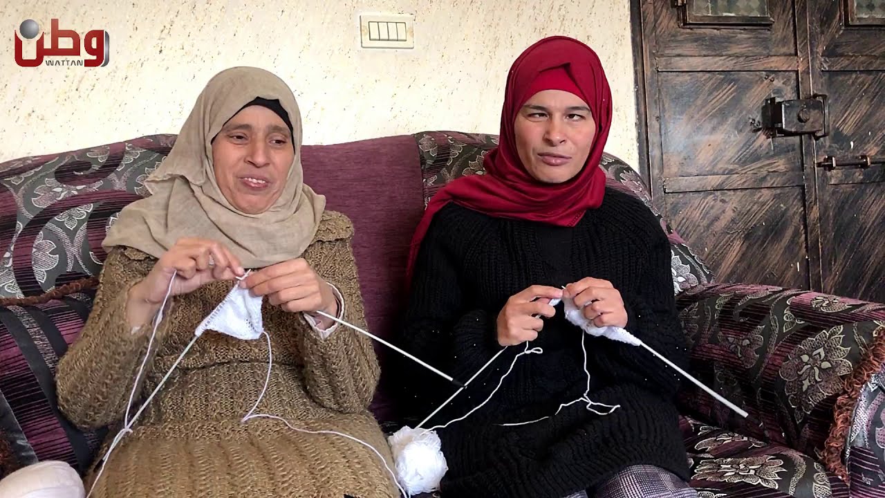 حنان وكفاح.. شقيقتان كفيفتان تعملان في نسج الصوف منذ عشرين عاماً