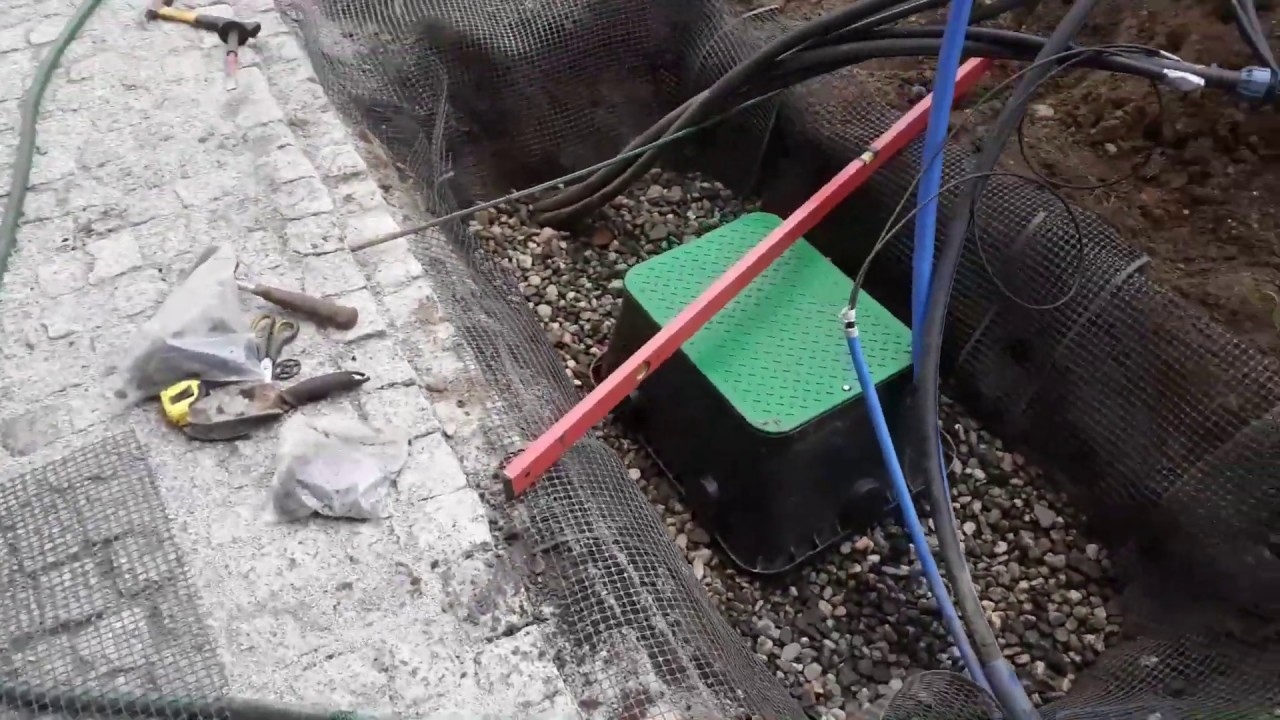 Przygotowanie do montażu skrzynki zaworowej systemu nawadniania trawnika i zieleni wokół domu