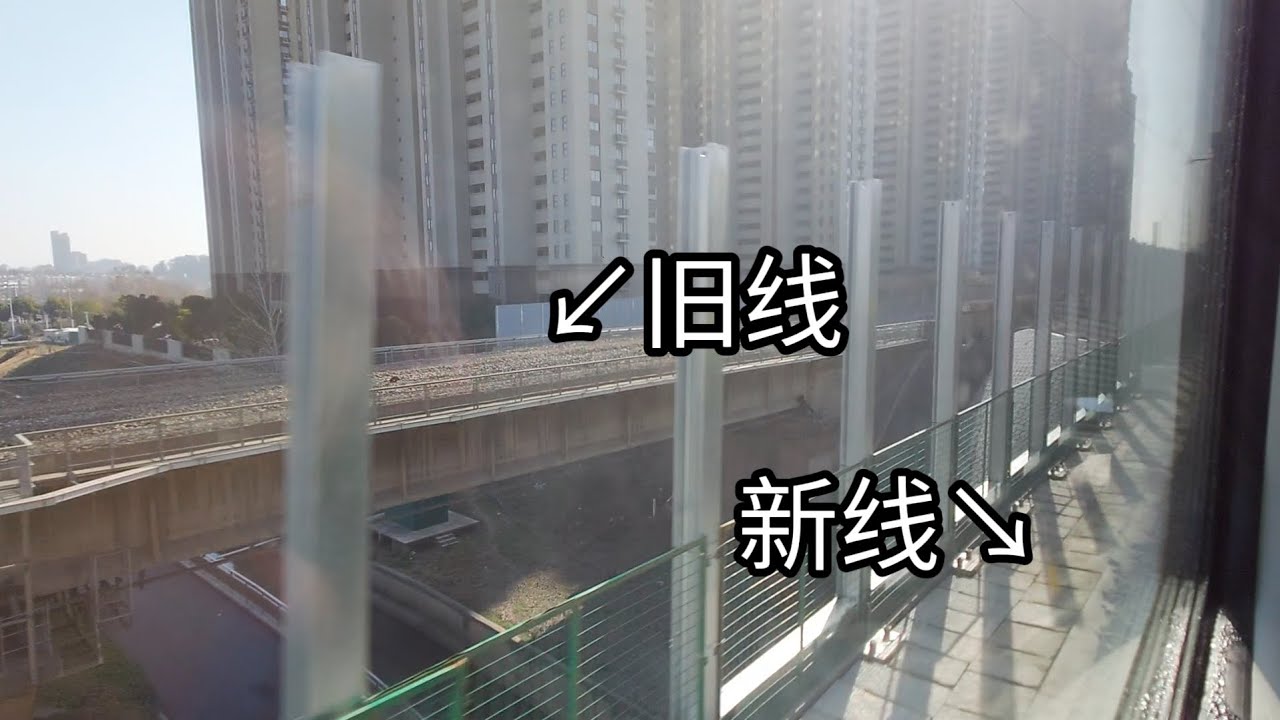 Z171次列车通过京沪线林场附近的改线路段