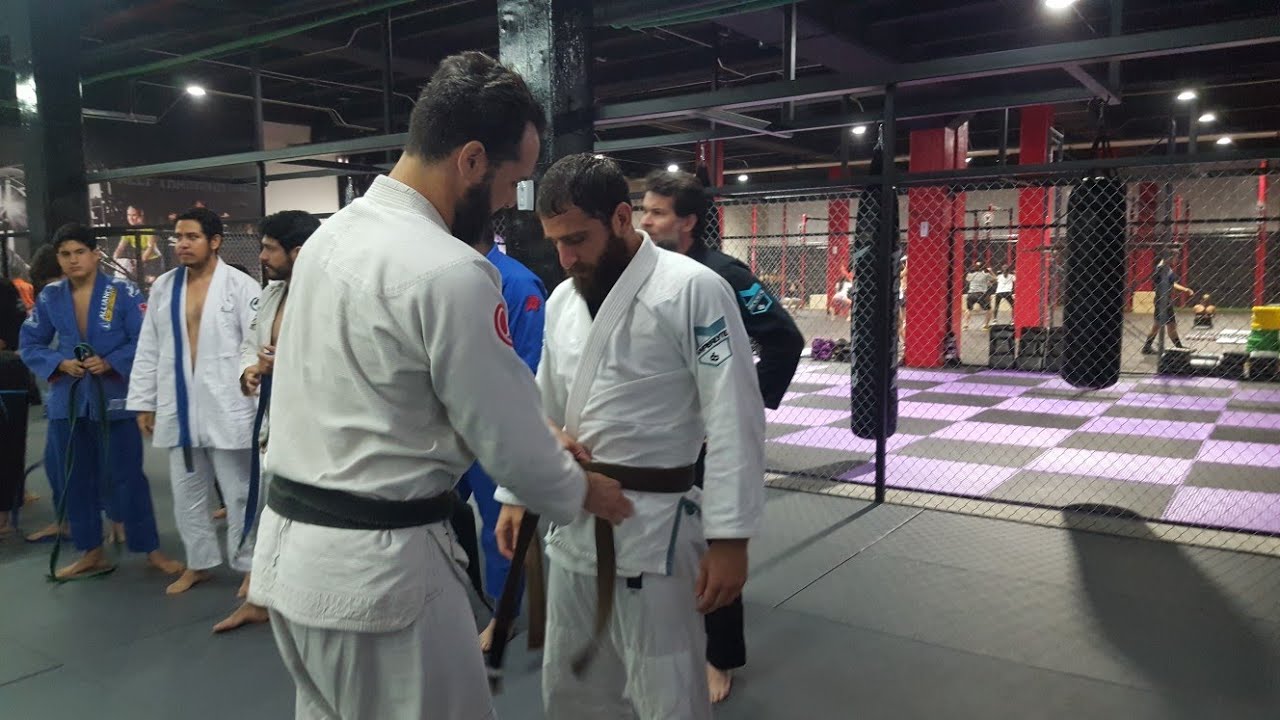 Cuanto tiempo toma cada cinta en el jiu jitsu brasileño | ascenso cinta cafe del Espartano