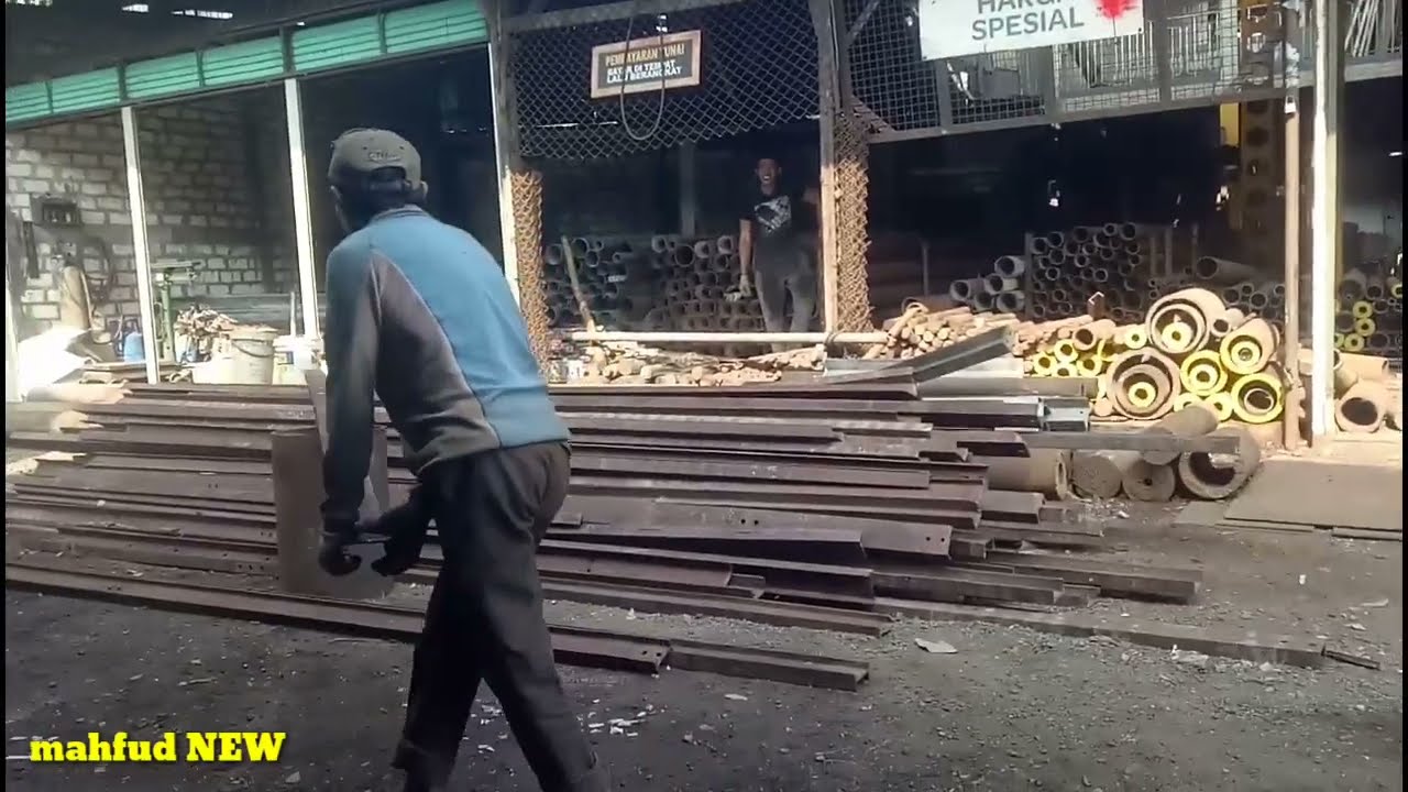 walaupun berpuasa semangat 45 nya masih ada bapak ini untuk bekerja//pasar loak sby