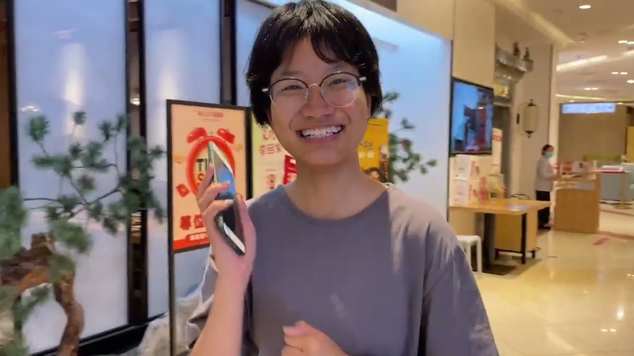 媳妇带妹妹逛街买15件衣服，大把花钱真豪横，回家老公脸都绿了