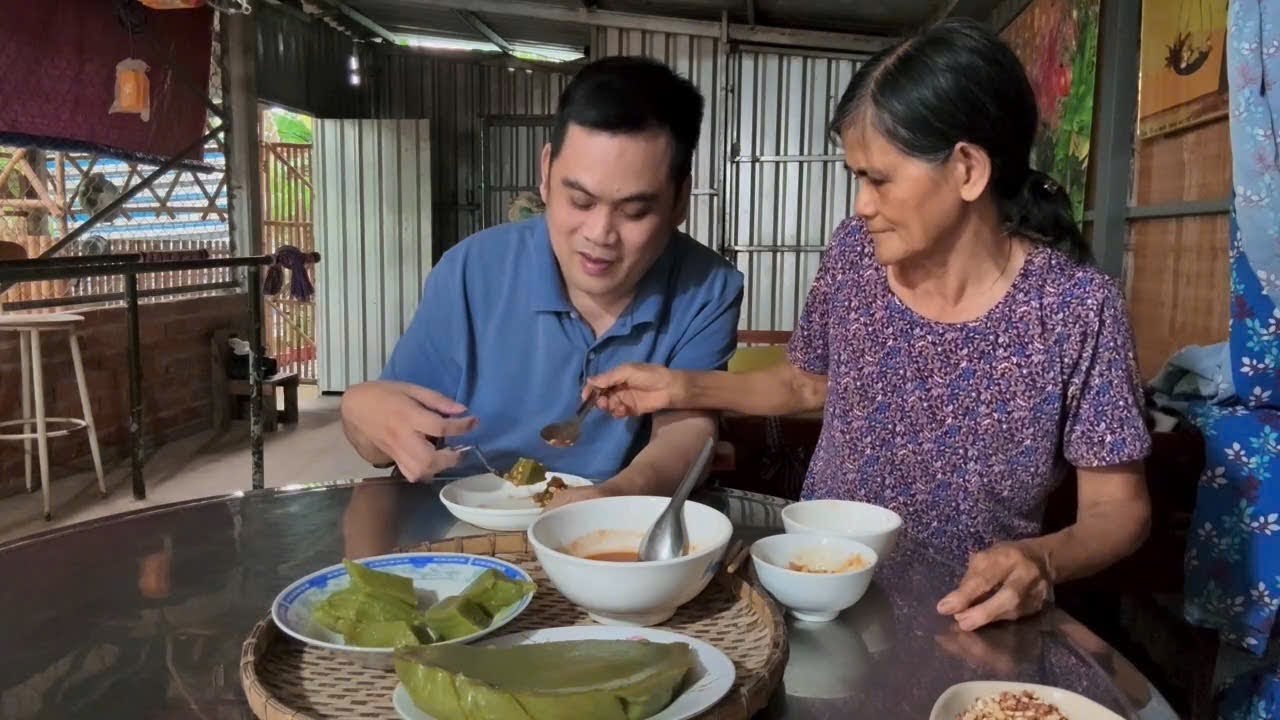Mẹ ra vườn hái lá dứa làm bánh đúc cho con , món bánh quê giản dị mà ấm lòng | Quê Nhà Còn Mẹ 