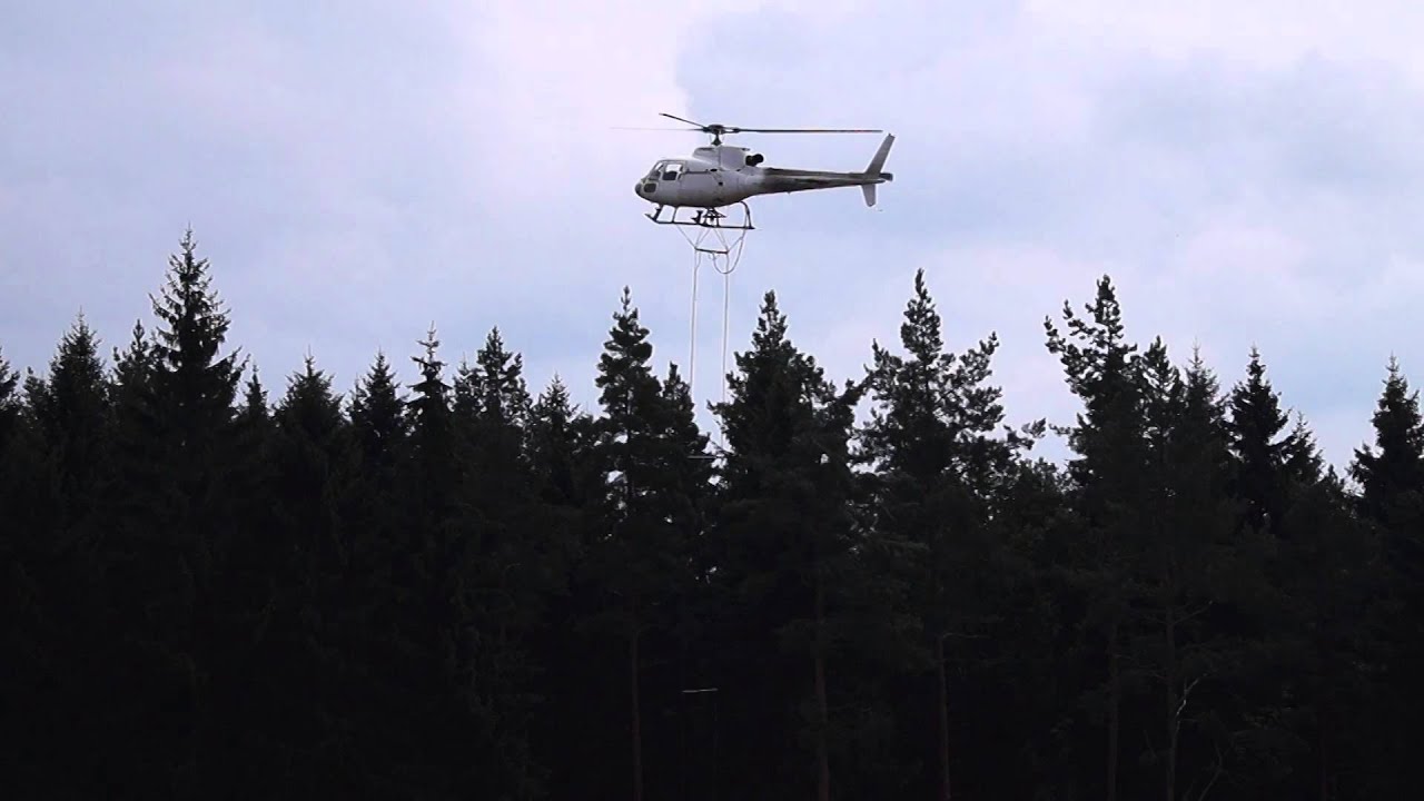 Hubschrauber im Arbeitseinsatz - Waldkalkung im Sachsenforst