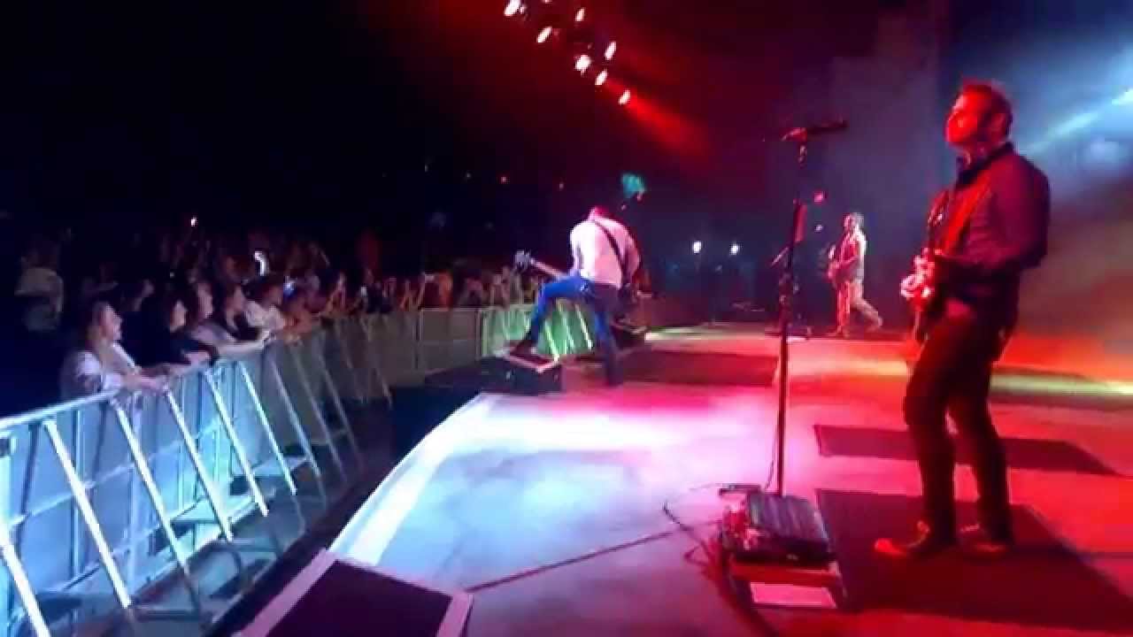 Traitor Live Daughtry