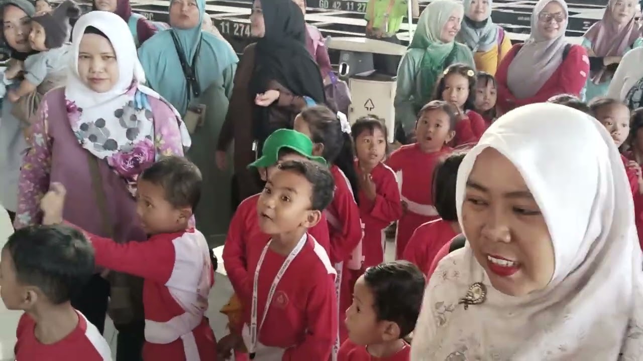 Outing Class PAUD Bunga Rampai naik KRL