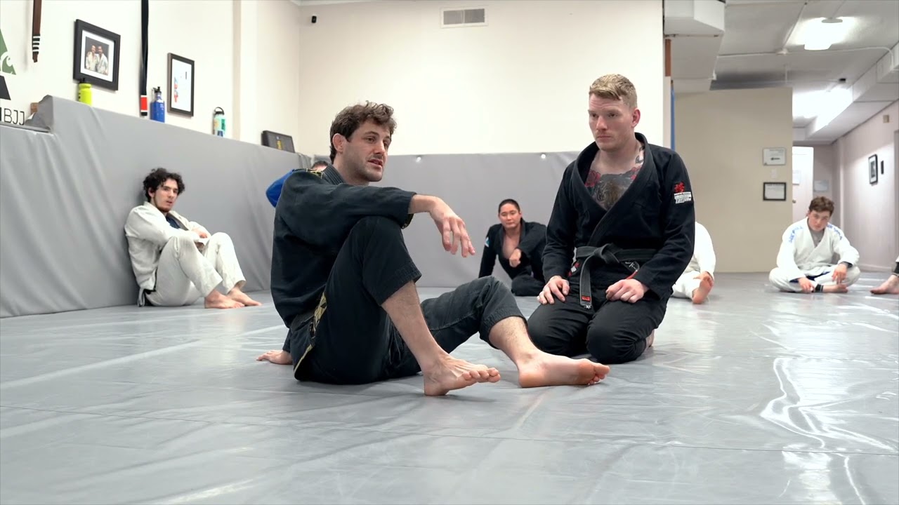 Guillotine: Using the chinstrap for control