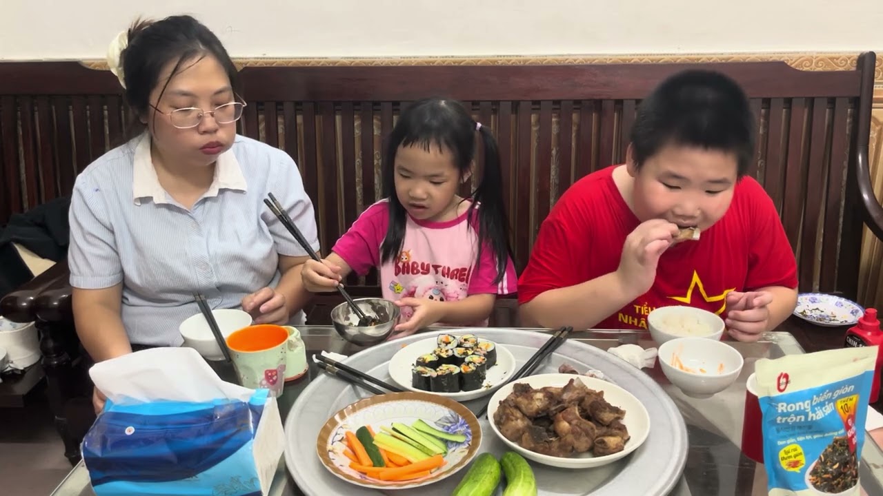Cơm cuộn ăn với sườn nướng 