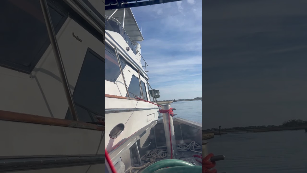 42&rsquo; Ocean Alexander Reverse Hip Tow into Slip #boat #trawler #ocean #transient #boating #motoryacht